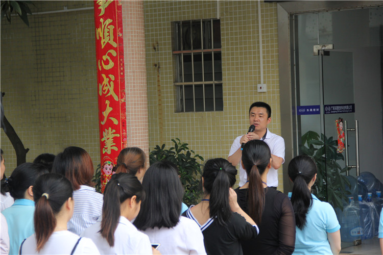 胡燕林总经理鼓励我们只有不断学习进步，我们“小优米app人”才是“地表最强”者。而在这次的分享中最让我们印象最深就是“蓝丝带”所带给我们的爱与感恩！